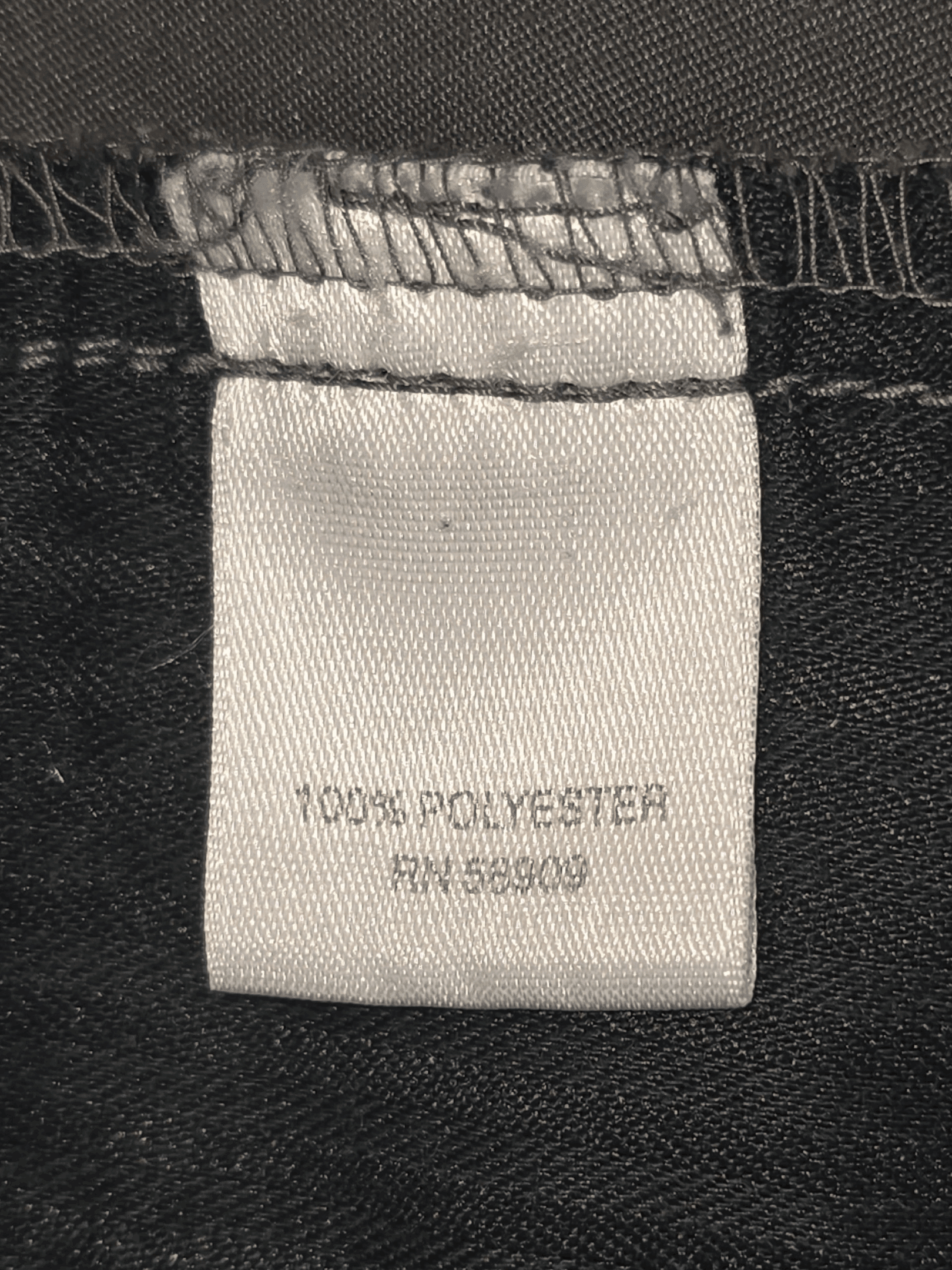 Fabric content tag from Roundtree & Yorke expandable easy care gray shorts men’s size 48