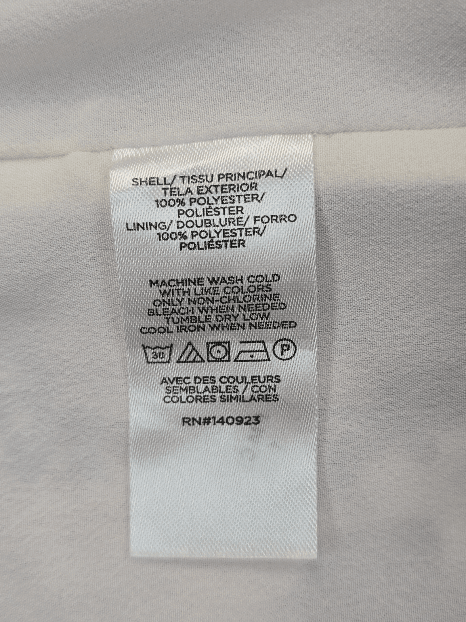 Clothing care label with fabric and washing instructions.