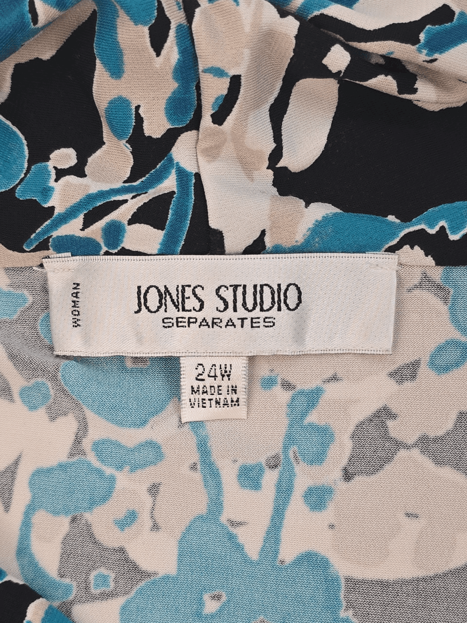Jones Studio brand and size tag on leaf print pullover V-neck sleeveless top women’s plus size 24W