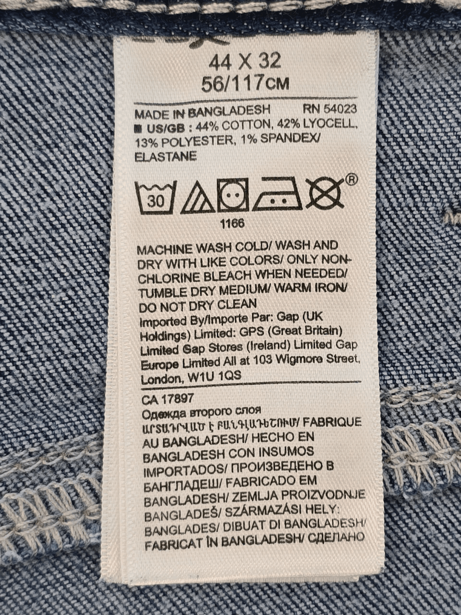 Close-up of material content and garment care tag on Banana Republic men’s Big & Tall 44x32 blue straight fit jeans
