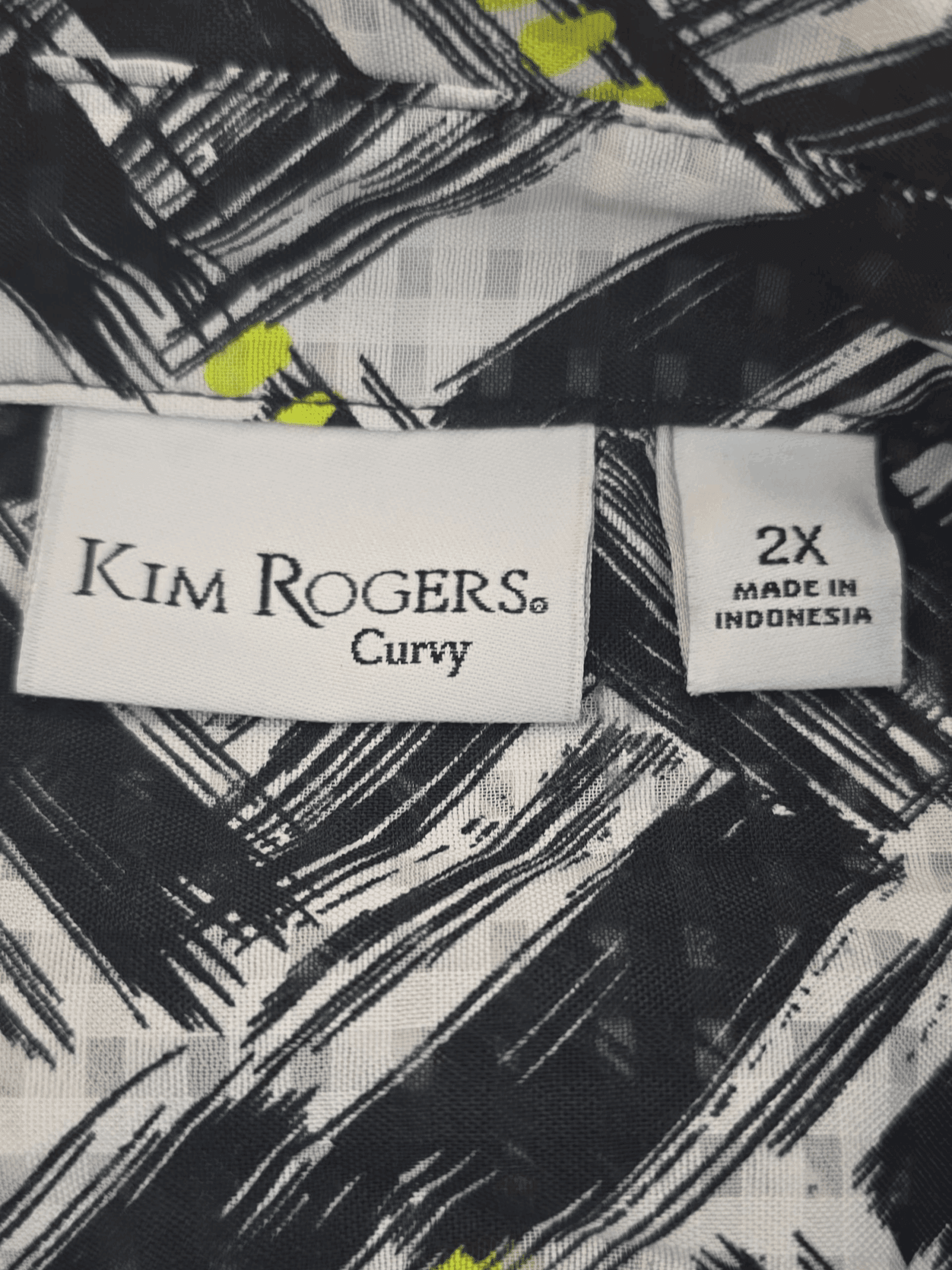 Kim Rogers brand and size tag on black and white paint stroke roll tab top in women’s size 2X.