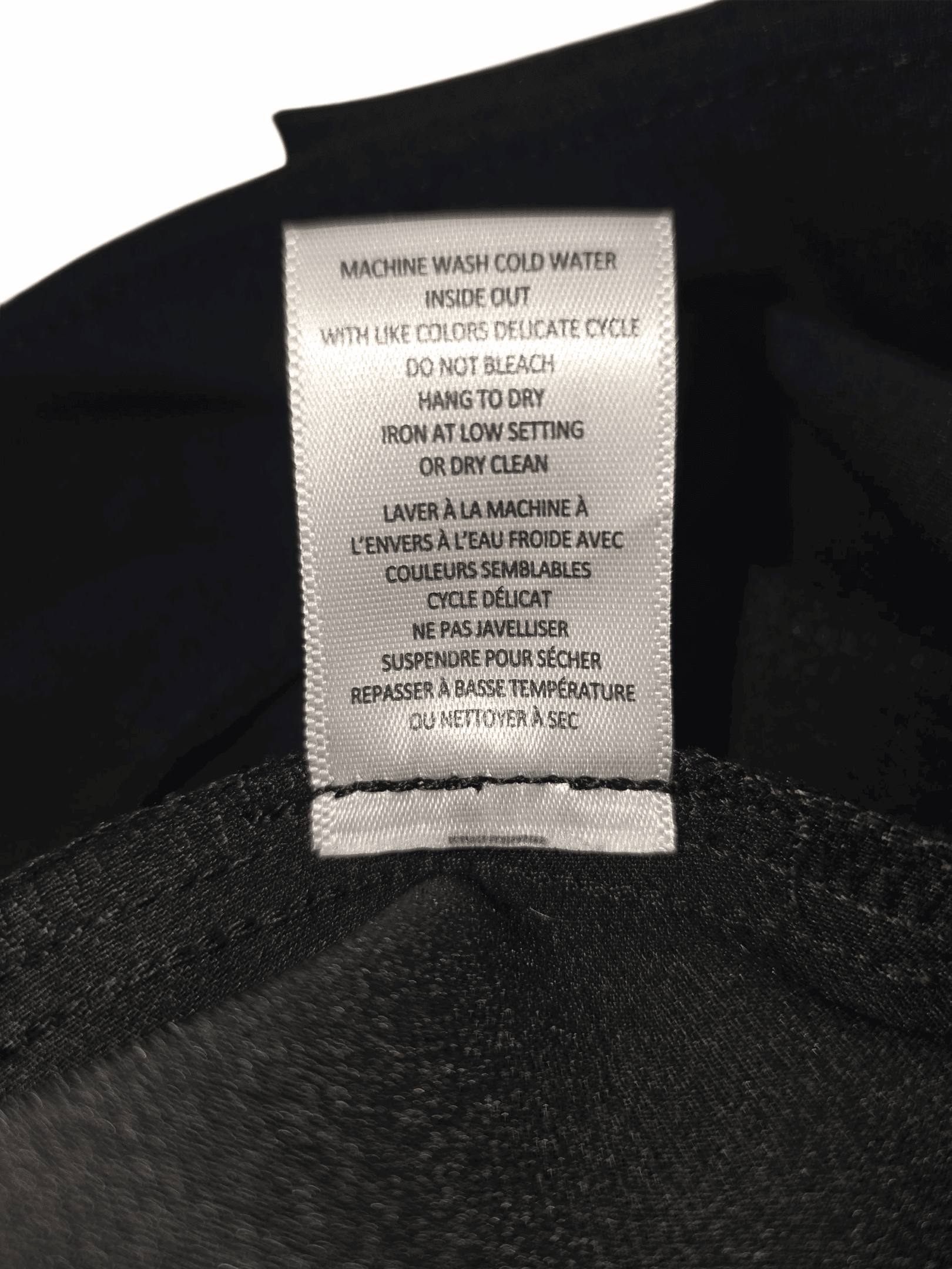 Clothing care label with washing and drying instructions.