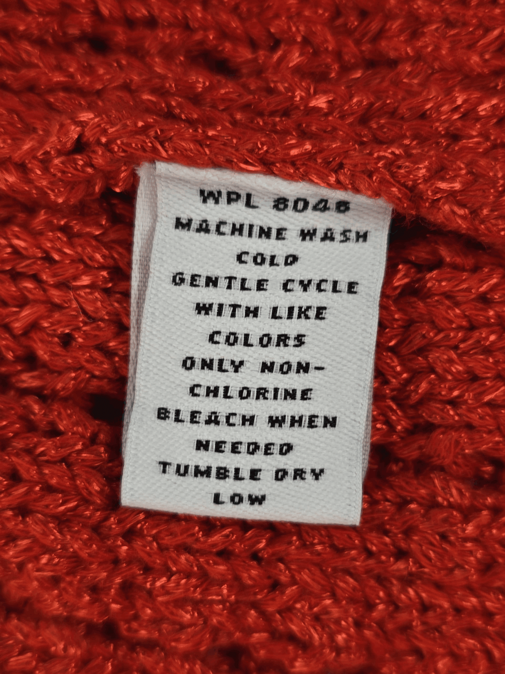 Clothing care label with washing and drying instructions.