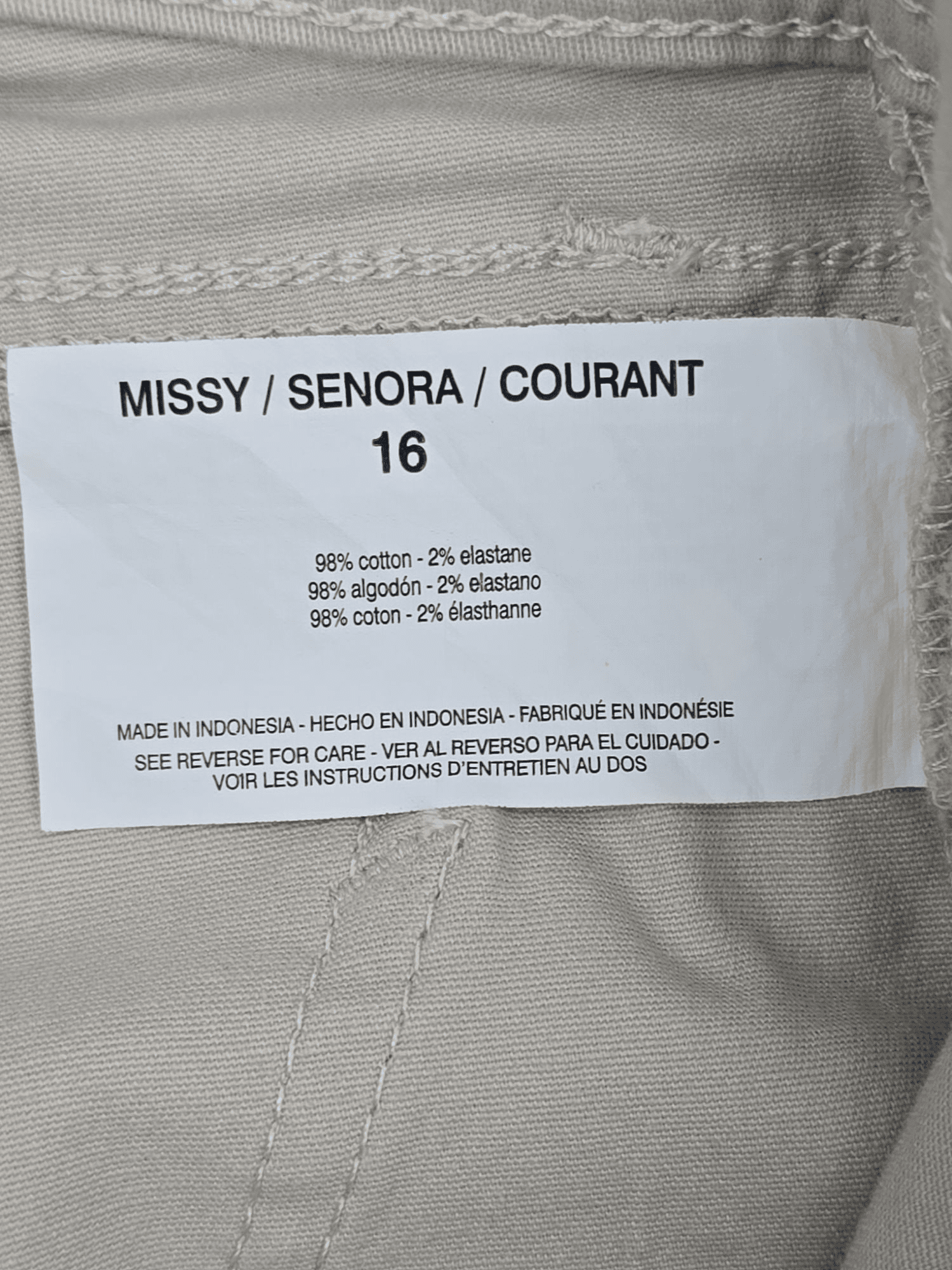 NWT Gloria Vanderbilt light tan Bermuda shorts with belt material content label