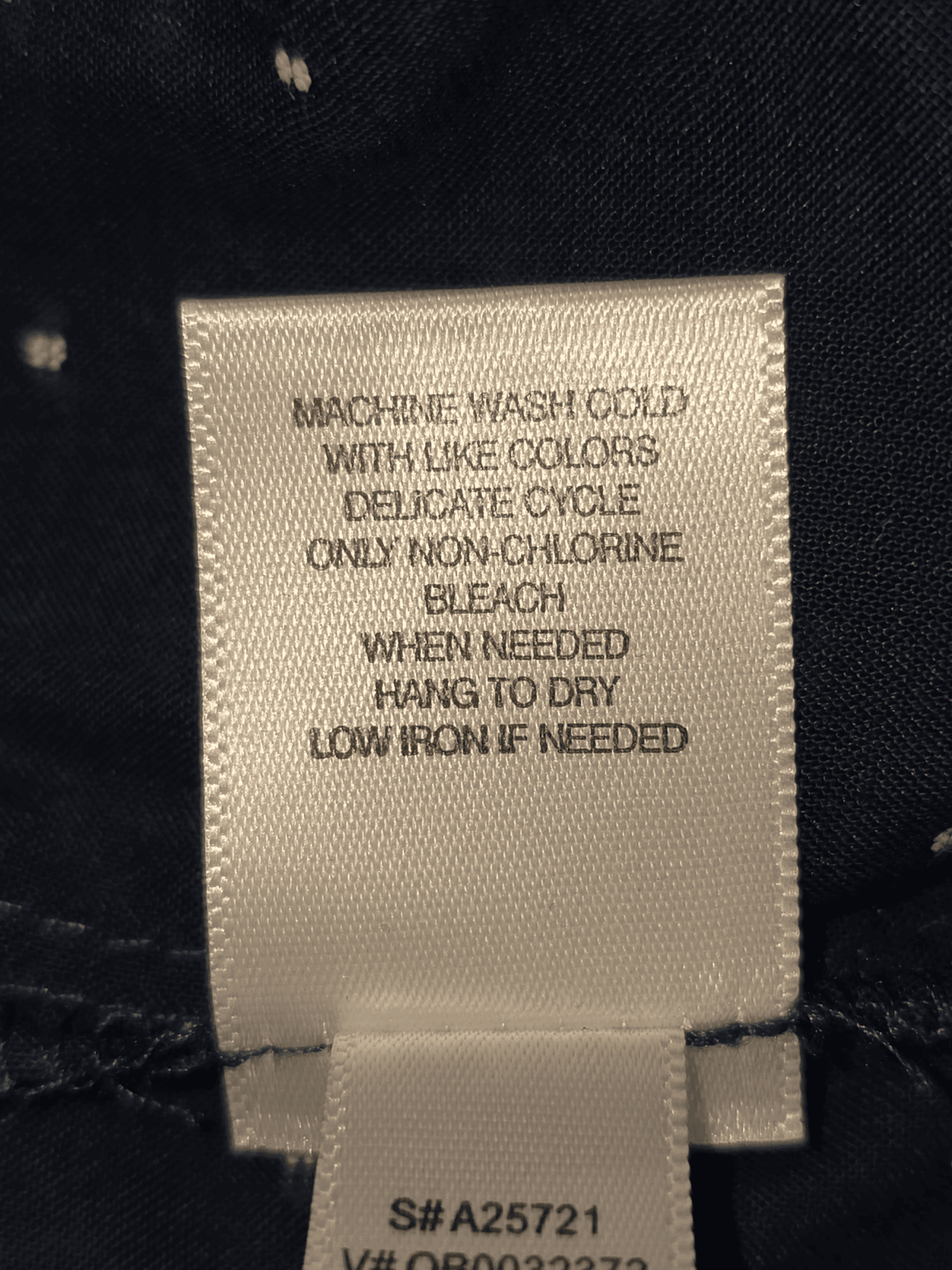 Close-up of material content and garment care tag on Appleseed’s women’s 3X navy blue clip dot button-front top