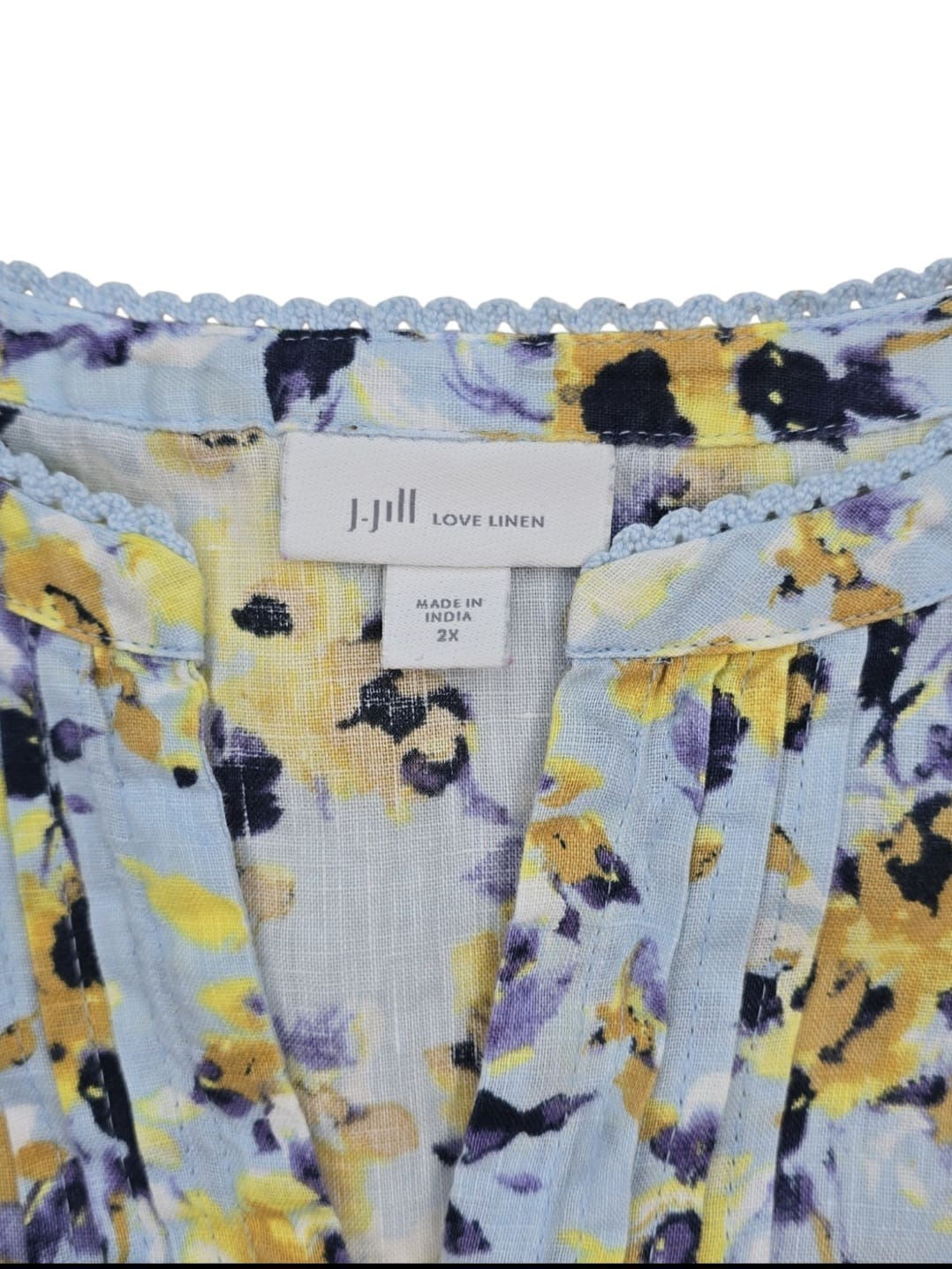 Close-up of J. Jill Love Linen brand and 2X size tag on floral button-up top