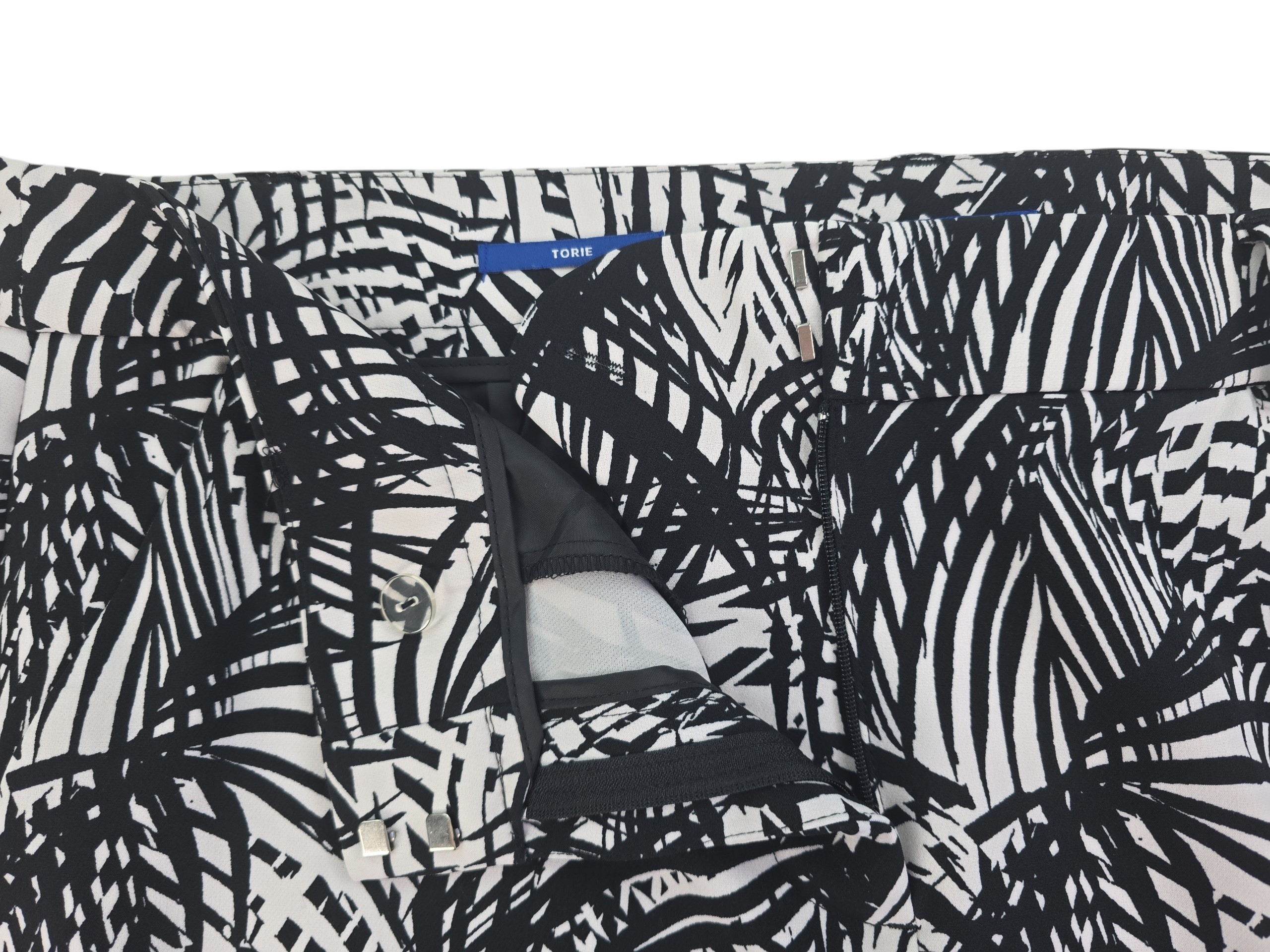 Apt 9 women's capri pants zipper and button closure detail